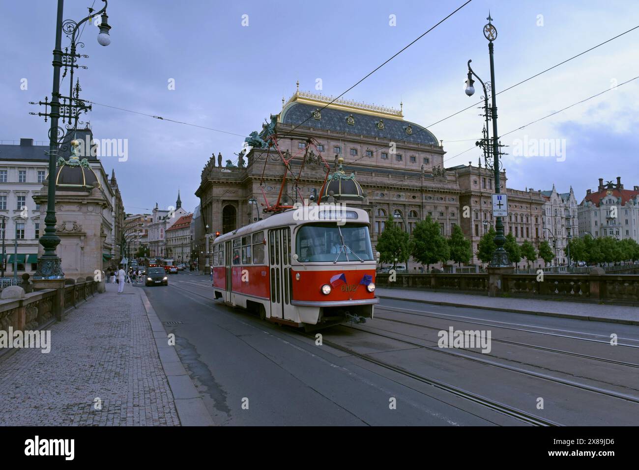 Tram della vecchia Praga che attraversa lo storico Ponte della Legione o la maggior parte di Legií, Praga, maggio 2024 Foto Stock