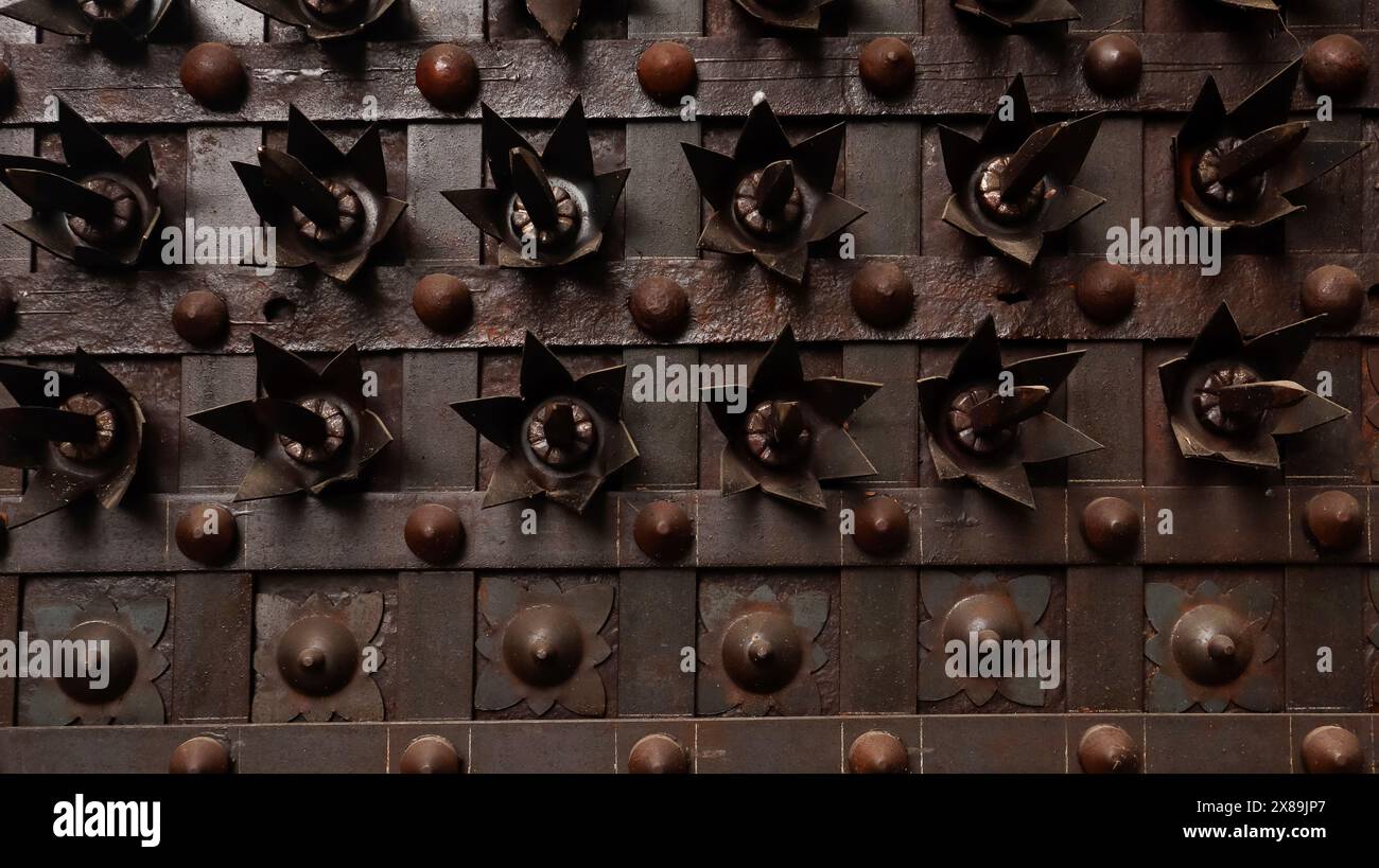 Oggetti appuntiti sul cancello d'ingresso per la protezione del forte, Bhuikot Killa, Solapur, Maharashtra, India. Foto Stock