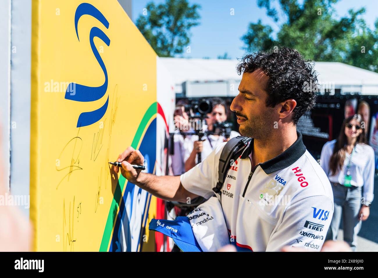 Il pilota australiano Daniel Ricciardo (3) di Visa Cash App RB Formula 1 firma il cartellone Ayrton Senna prima della sessione di qualificazione al Gran Premio di Formula 1 MSC Cruises del Made in Italy ed Emilia Romagna. Foto Stock