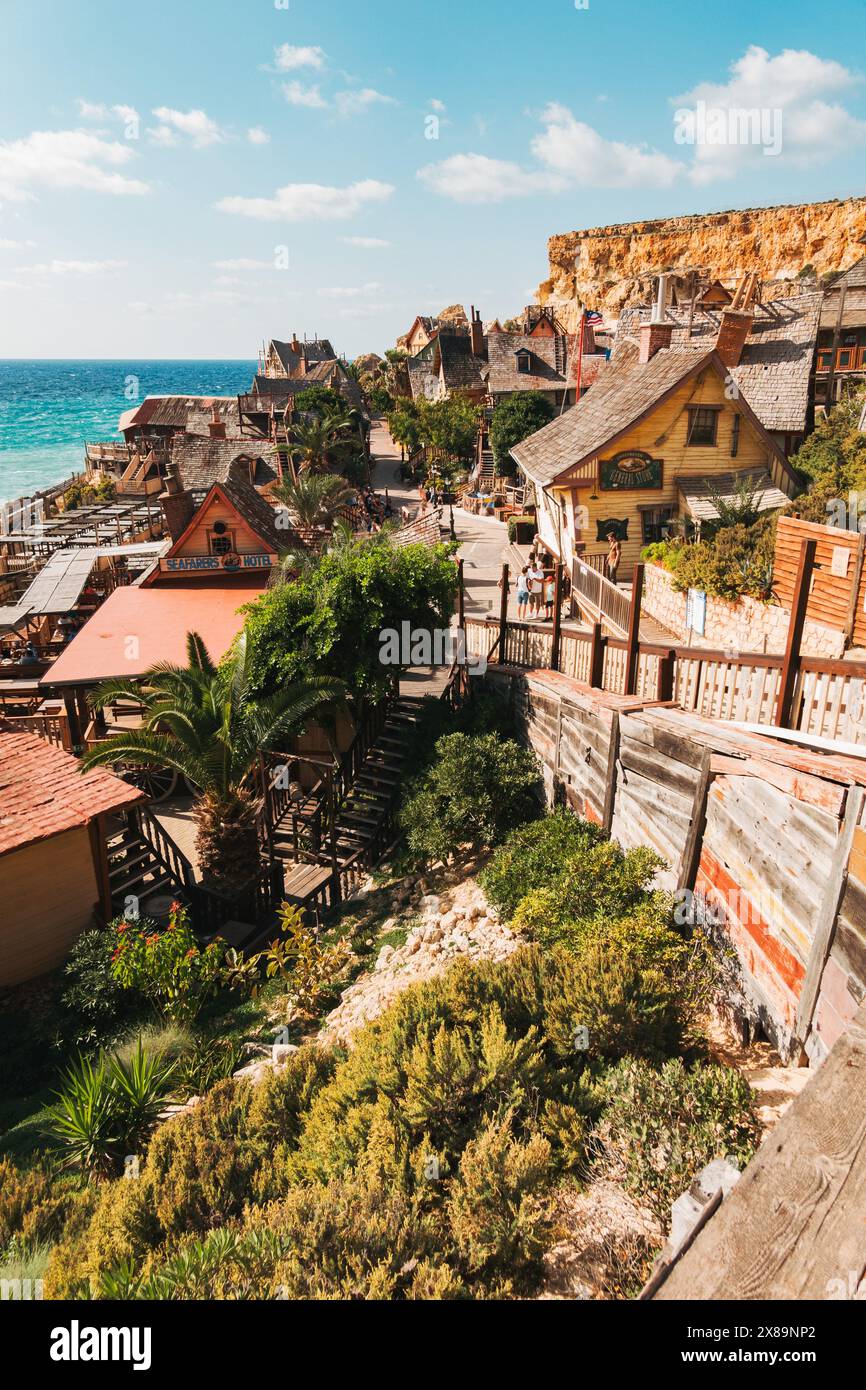 Edifici in legno al "Popeye Village", un set cinematografico per il musical degli anni '1980 "Popeye", ora convertito in un'attrazione turistica ad Anchor Bay, Malta Foto Stock