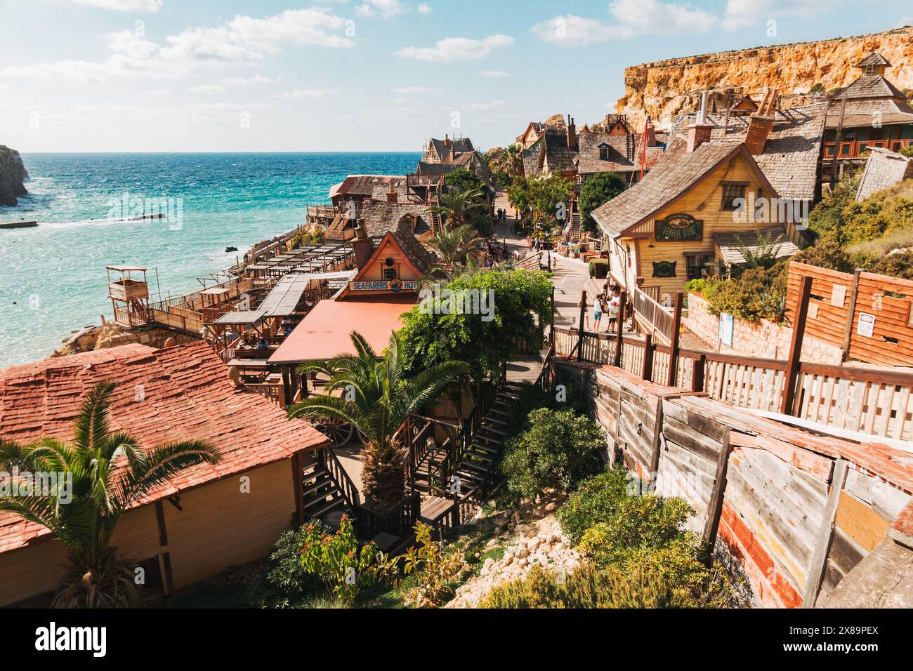 Il percorso principale attraverso il Popeye Village, un set cinematografico costruito sulle rive di Anchor Bay, Malta, per il musical "Popeye" degli anni '1980 Foto Stock