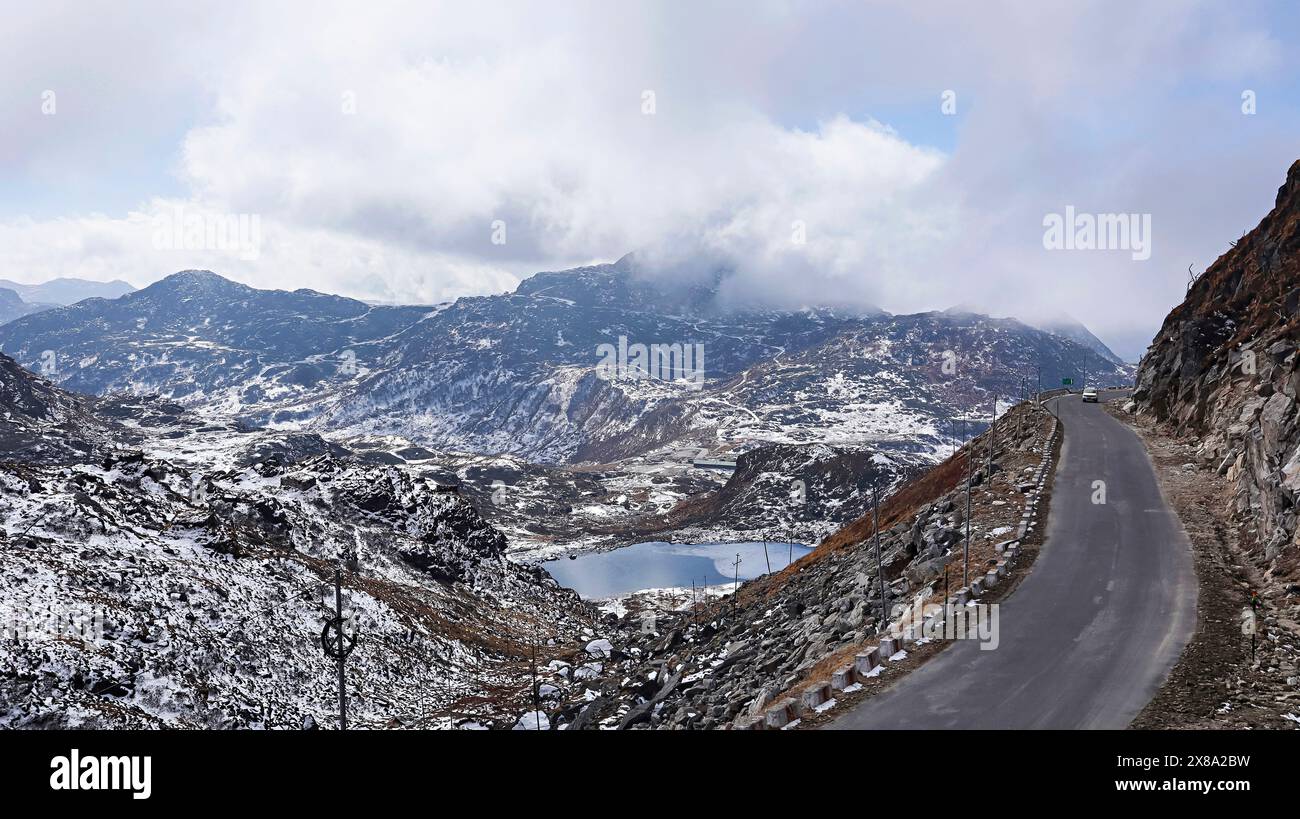 Piccolo lago e strade del passo di Nathula, confine Indo-Cina, Gangtok, Sikkim, India. È uno dei tre posti di frontiera aperti tra India e CH Foto Stock