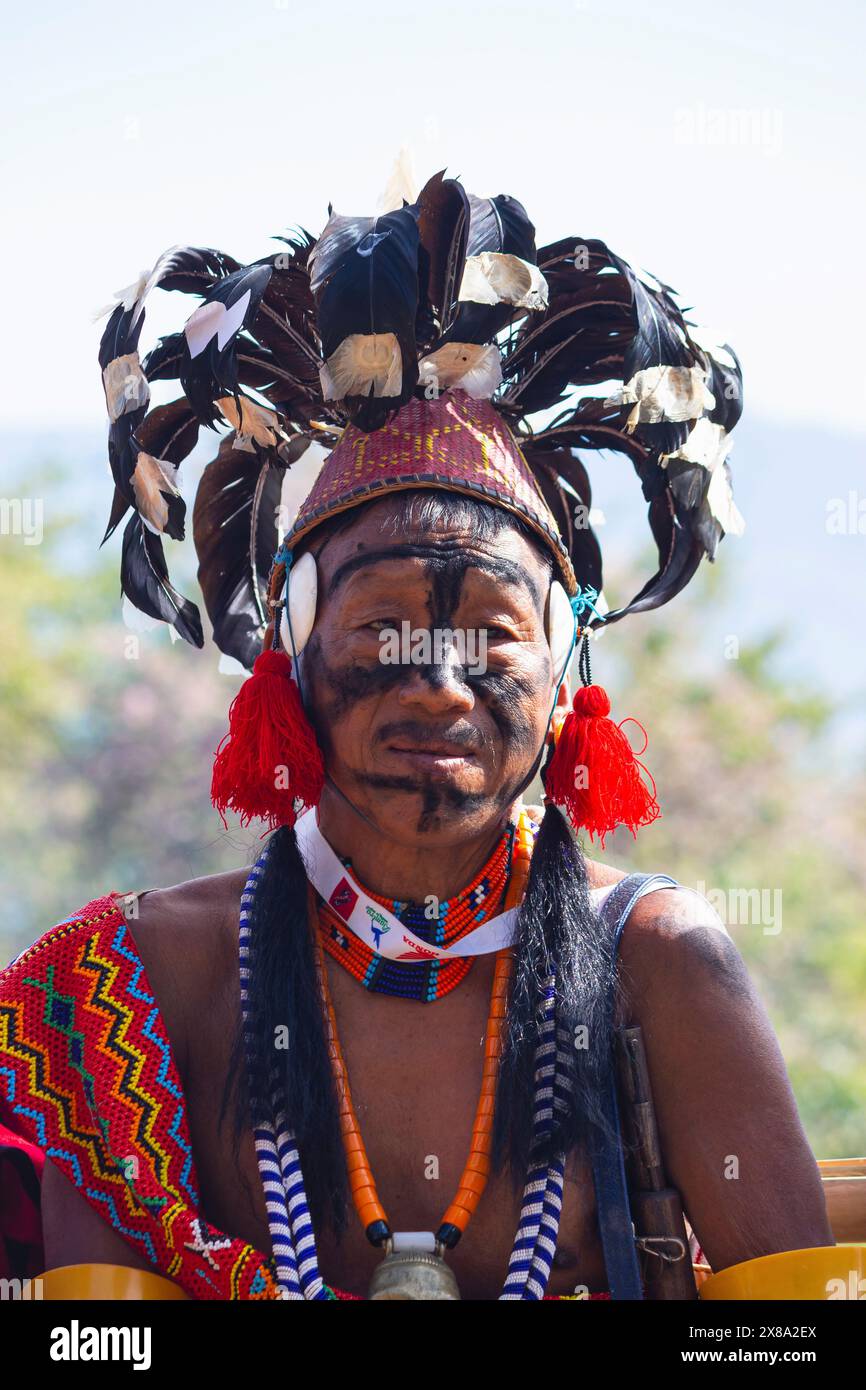 INDIA, NAGALAND, KISAMA HERITAGE VILLAGE, dicembre 2023, persone, al Ritratto di Konyak, Hornbill Festival. Foto Stock