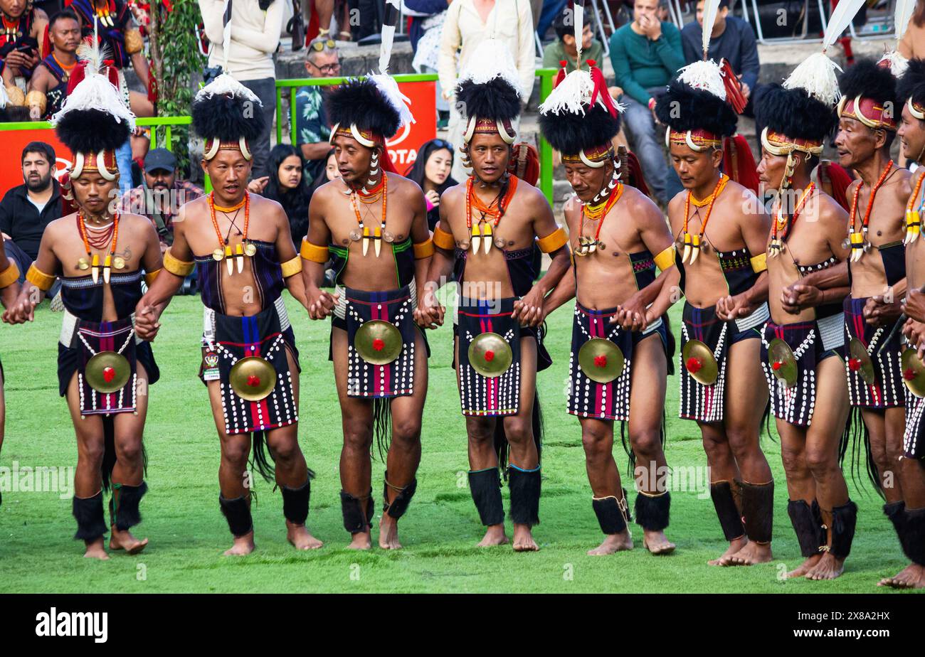 INDIA, NAGALAND, KISAMA HERITAGE VILLAGE, dicembre 2023, persone, al Tribe of Nagaland che esegue danze tradizionali, Hornbill Festival. Foto Stock