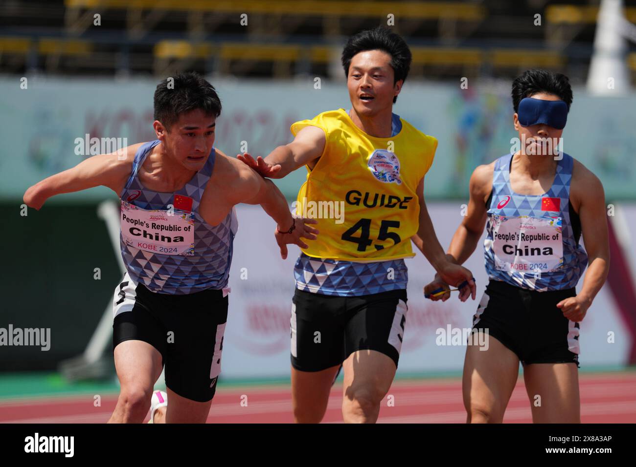 Kobe, Giappone. 24 maggio 2024. Il cinese Zhou Guohua (R) e la sua guida GU Dengpu (C) si relazionano a Wang Hao della Cina durante la staffetta universale 4x100m 1 ai Campionati del mondo di atletica leggera Para che si sono svolti a Kobe, Giappone, il 24 maggio 2024. Crediti: Zhang Xiaoyu/Xinhua/Alamy Live News Foto Stock