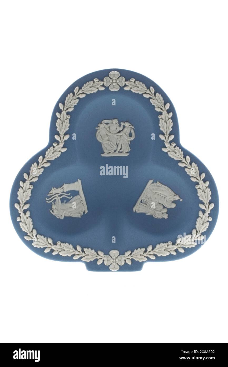 Teglia a spade Wedgwood Japserware su sfondo bianco Foto Stock