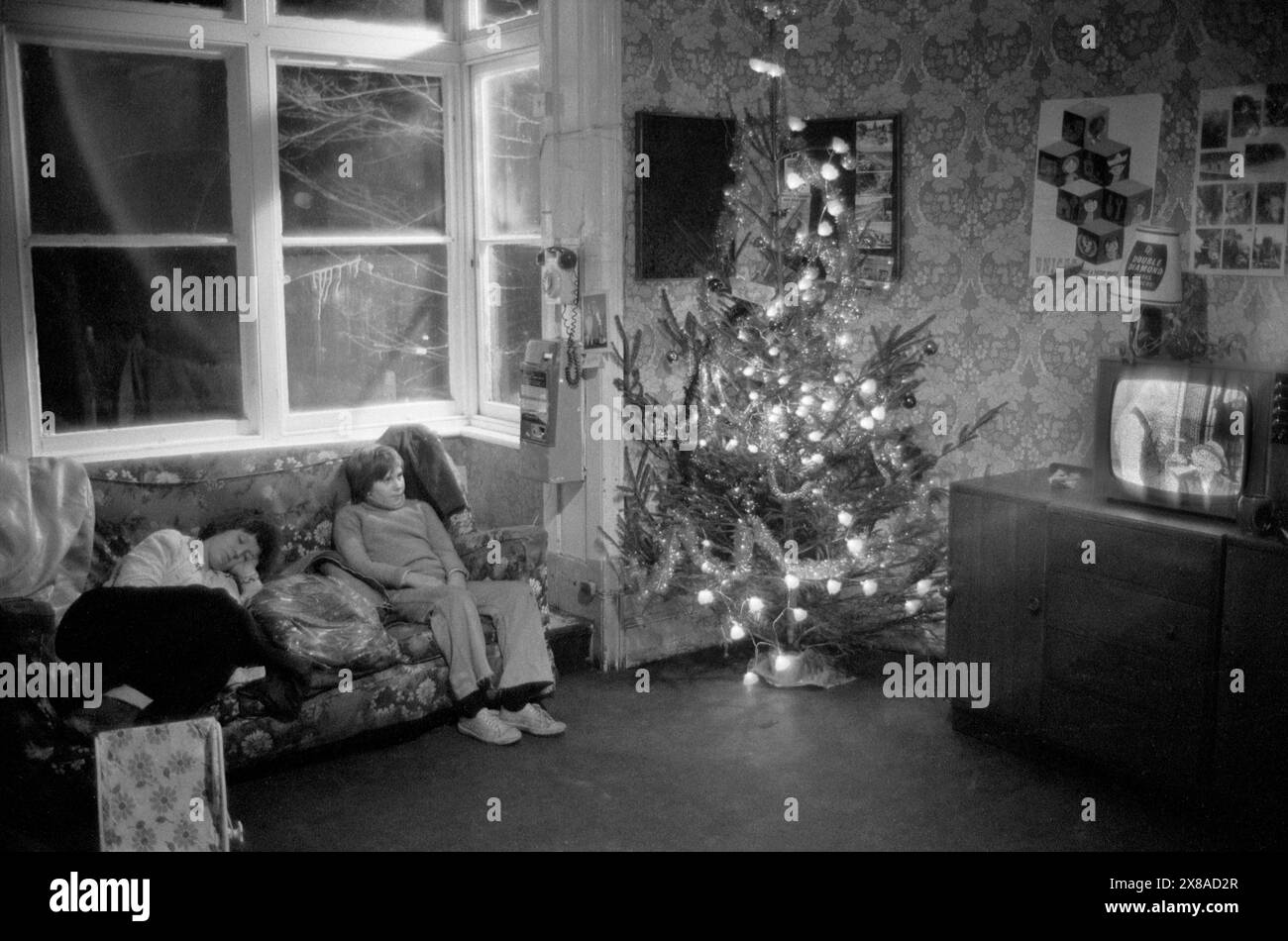 Aiuto femminile Chiswick. Un momento tranquillo durante il primo Natale in cui il rifugio era situato nel vecchio Palm Court Hotel. Il Playboy Bunny Club ha ospitato le celebrazioni natalizie di quell'anno. Richmond, Londra, Inghilterra dicembre 1975. 1970S UK HOMER SYKES Foto Stock