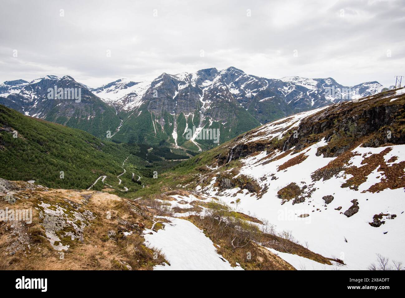 Il punto panoramico di Gaularfjellet è uno dei luoghi che offrono belle vedute del paesaggio lungo la strada. Passo di montagna a Zig Zag, paesaggio primaverile Foto Stock