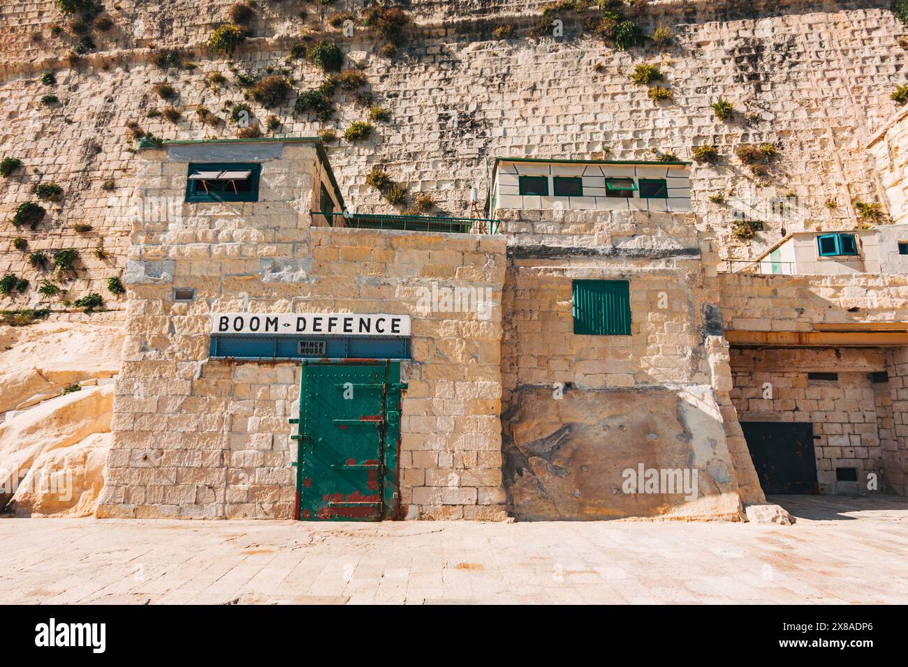 Una capanna intitolata "Boom Defence" sulla passerella costiera intorno al forte di Sant'Elmo a la Valletta, Malta, in una giornata di sole Foto Stock