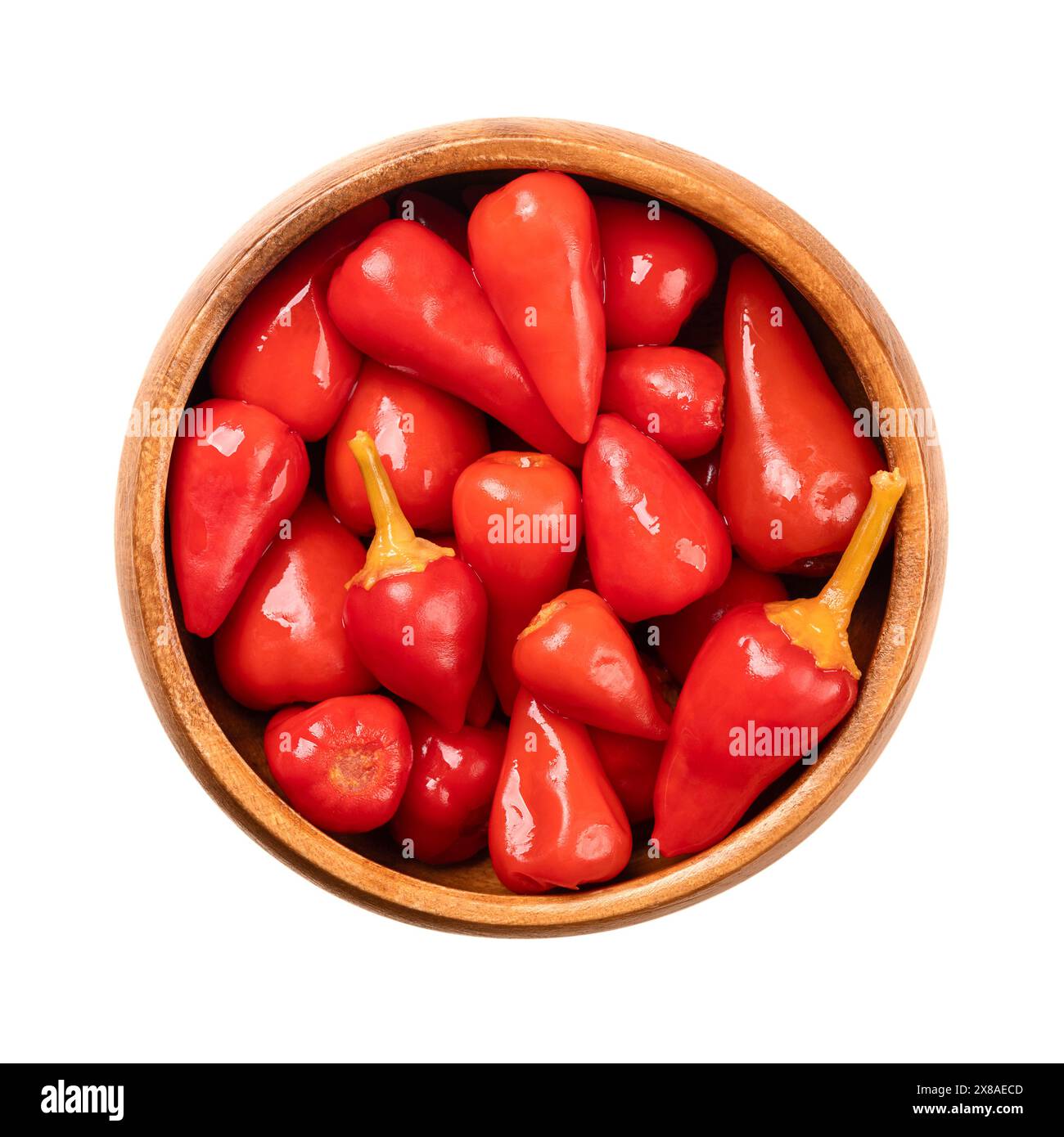 Peperoni rossi piccanti sottaceto, in un recipiente di legno. peperoncini piccanti, peperonis o pepe di Capsicum, pastorizzati e conservati in una salamoia di aceto. Foto Stock