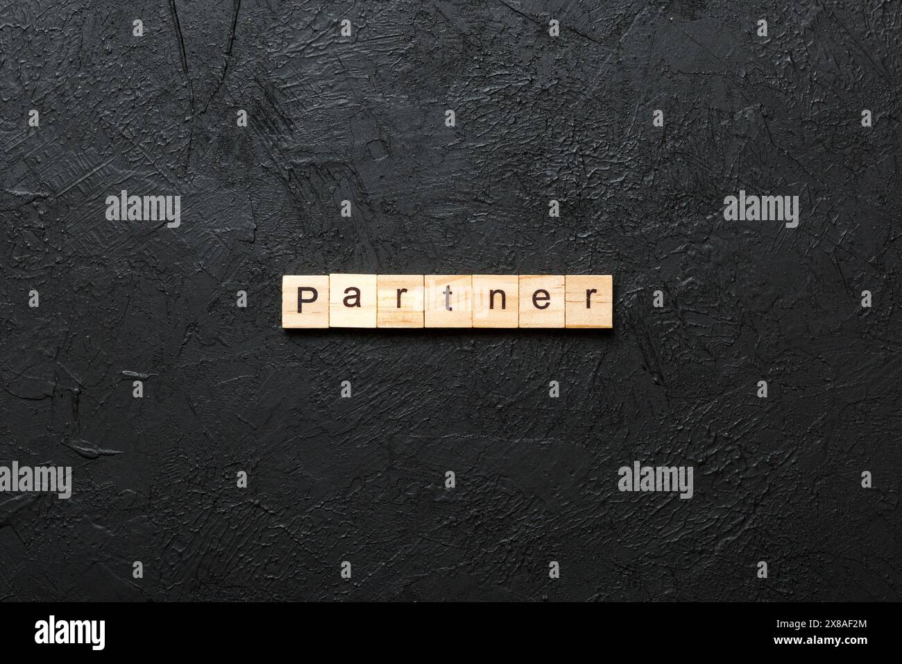 Parola DEL PARTNER scritta su un blocco di legno. Testo DEL PARTNER sul tavolo, concetto. Foto Stock