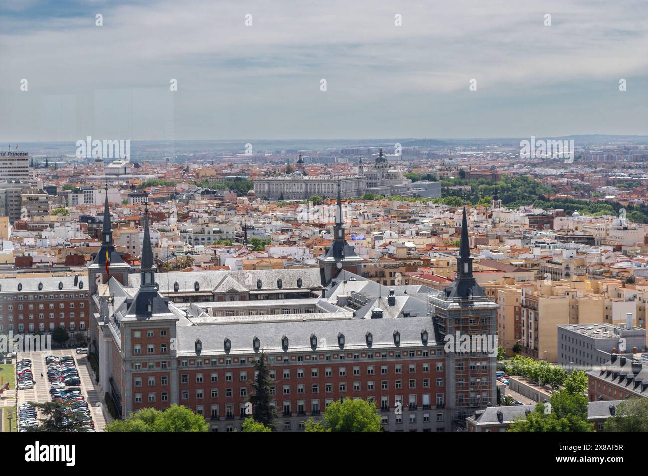 Una vista dalla piattaforma di osservazione della torre Moncloa sul quartier generale dell'Aeronautica militare e sul centro di Madrid Foto Stock