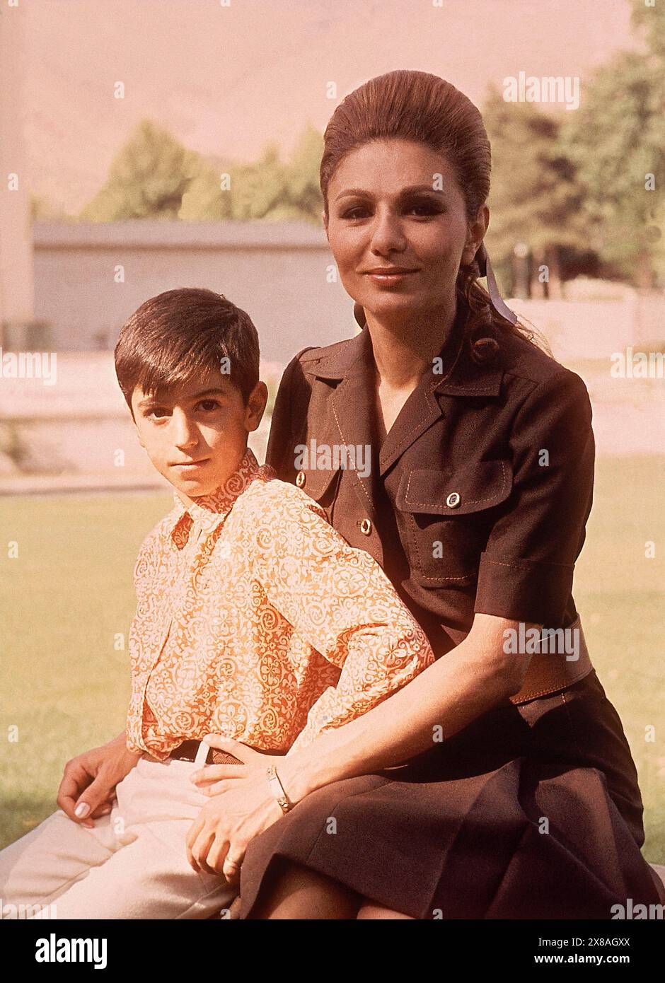 FARAH DIBA CON SU HIJO. FARAH PAHLAVI. REZA CIRO 1960. Foto Stock