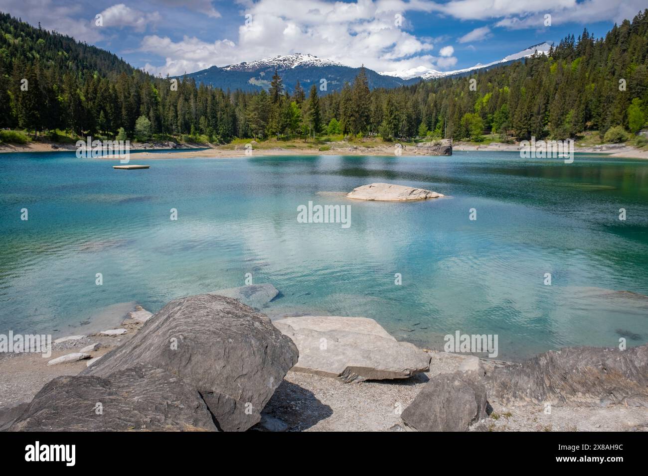 Passeggiate e rilassatevi nel meraviglioso lago Caumasee in Svizzera Foto Stock