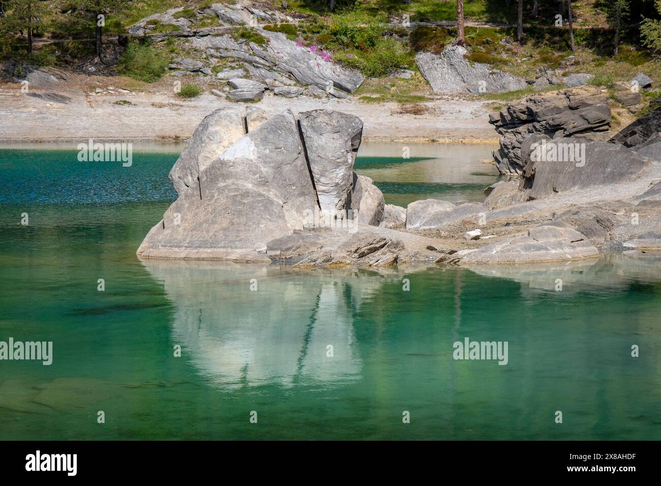 Passeggiate e rilassatevi nel meraviglioso lago Caumasee in Svizzera Foto Stock