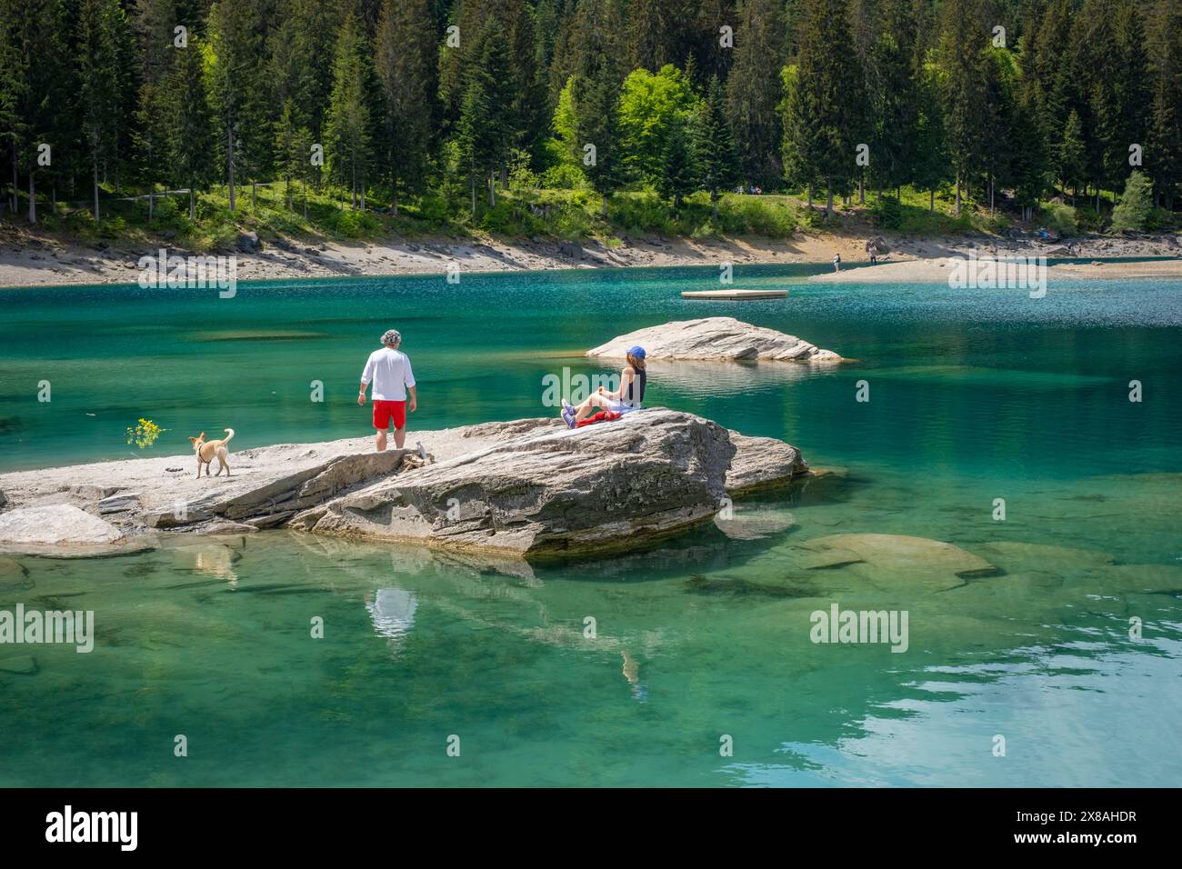Passeggiate e rilassatevi nel meraviglioso lago Caumasee in Svizzera Foto Stock