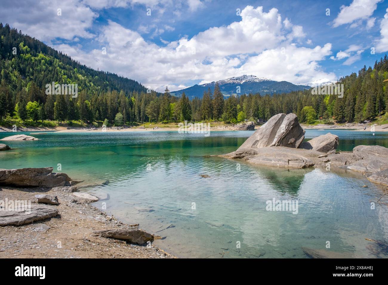 Passeggiate e rilassatevi nel meraviglioso lago Caumasee in Svizzera Foto Stock
