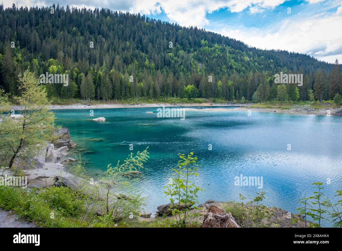 Passeggiate e rilassatevi nel meraviglioso lago Caumasee in Svizzera Foto Stock