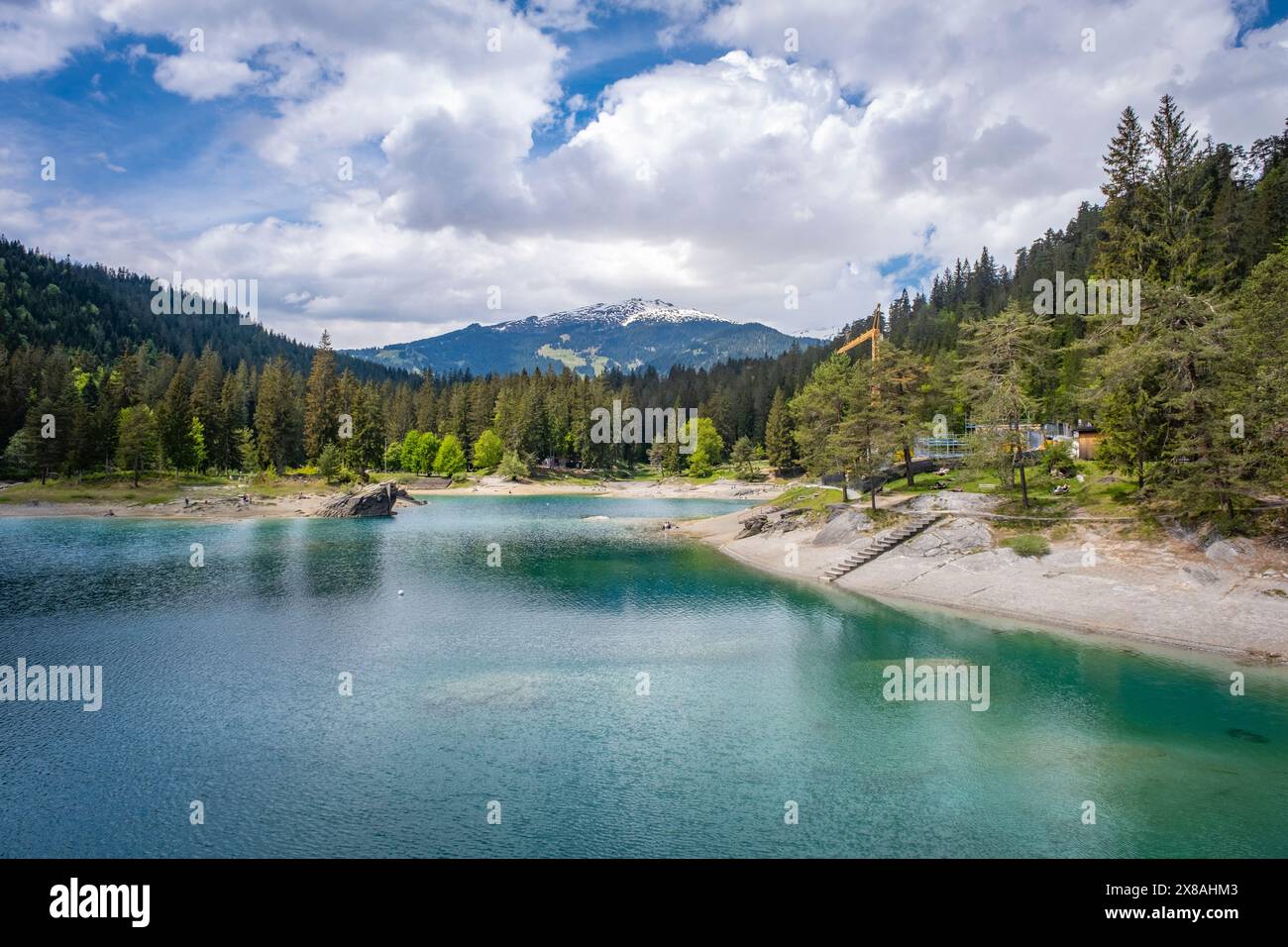 Passeggiate e rilassatevi nel meraviglioso lago Caumasee in Svizzera Foto Stock
