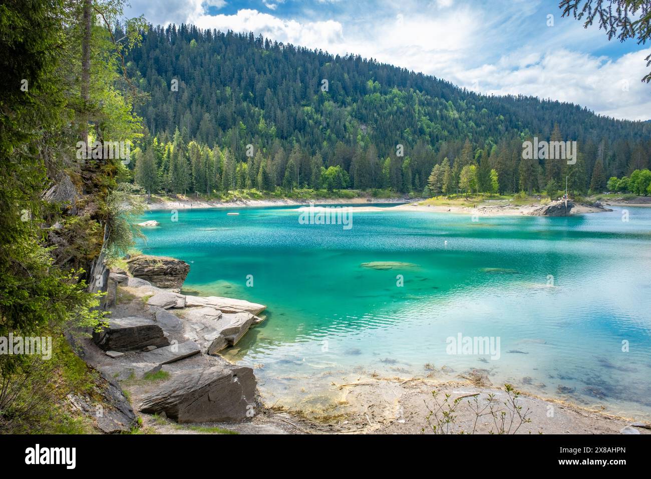 Passeggiate e rilassatevi nel meraviglioso lago Caumasee in Svizzera Foto Stock