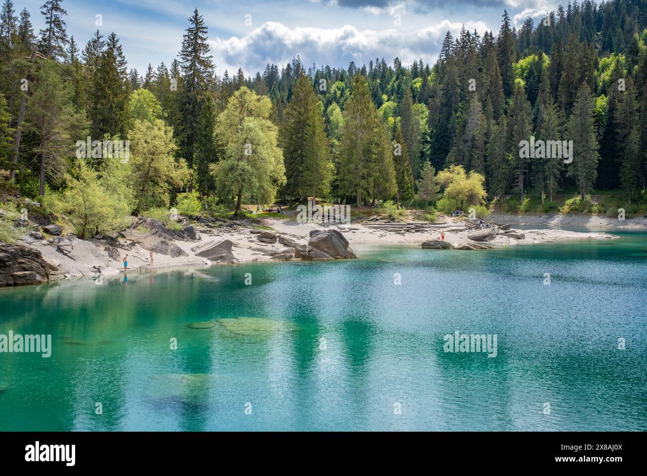 Passeggiate e rilassatevi nel meraviglioso lago Caumasee in Svizzera Foto Stock