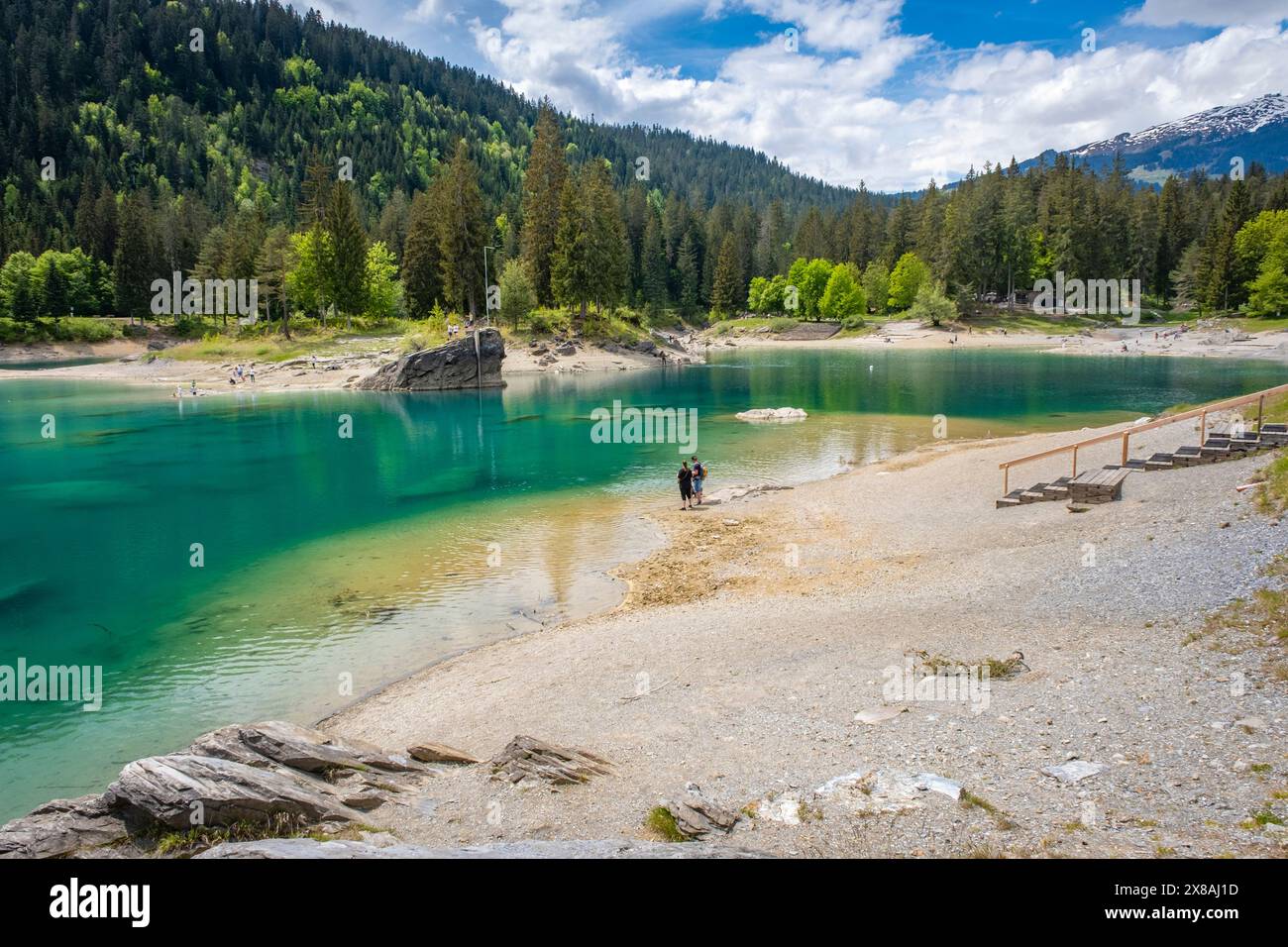Passeggiate e rilassatevi nel meraviglioso lago Caumasee in Svizzera Foto Stock