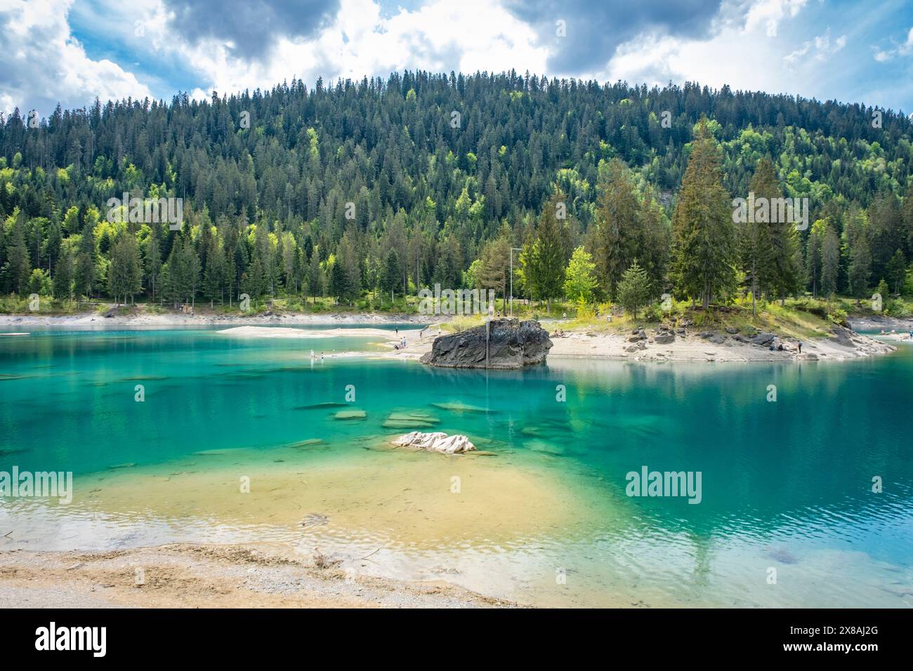 Passeggiate e rilassatevi nel meraviglioso lago Caumasee in Svizzera Foto Stock