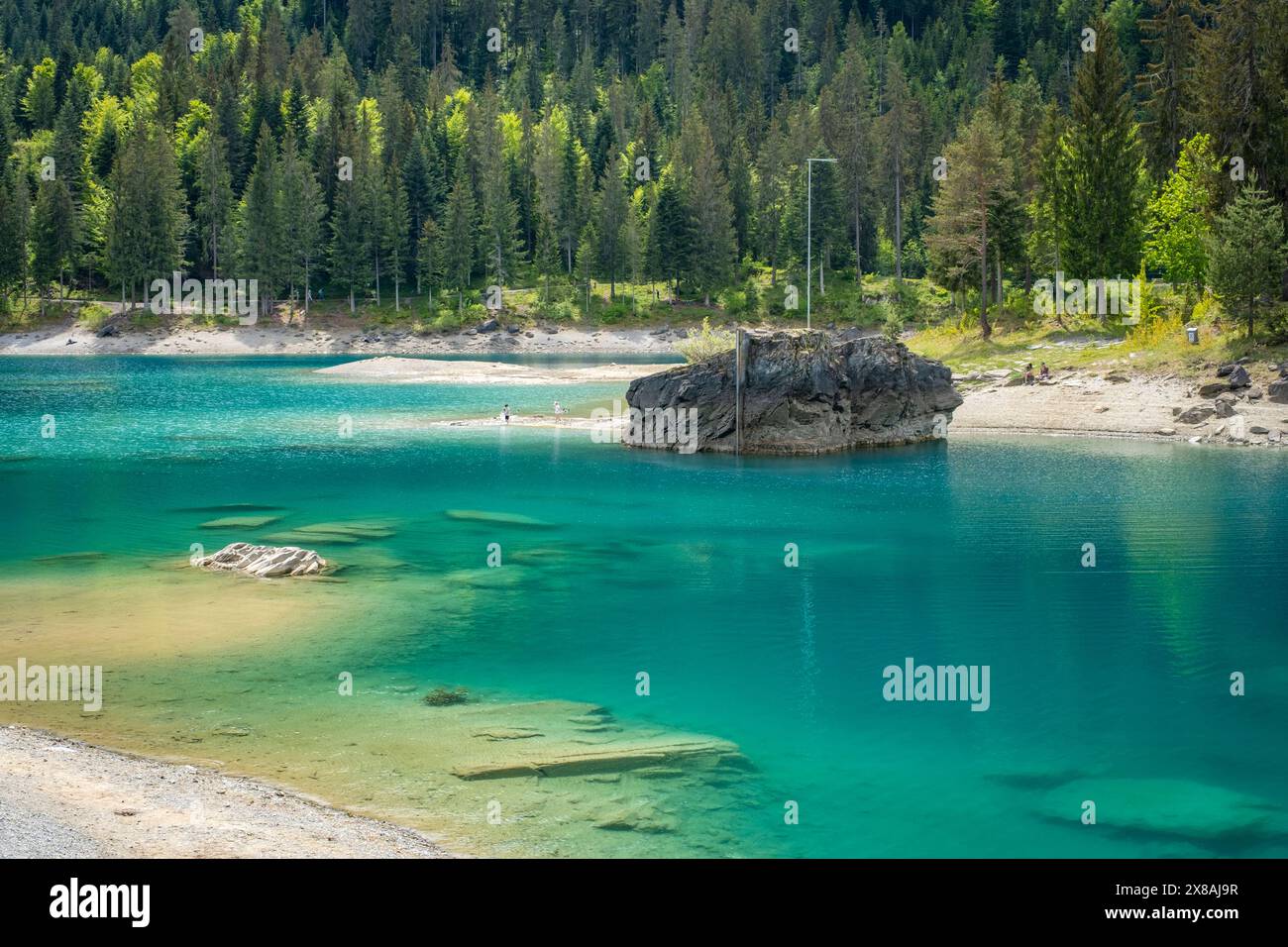 Passeggiate e rilassatevi nel meraviglioso lago Caumasee in Svizzera Foto Stock