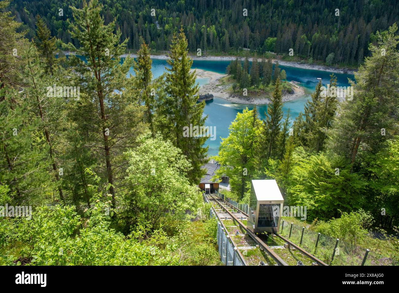 Passeggiate e rilassatevi nel meraviglioso lago Caumasee in Svizzera Foto Stock