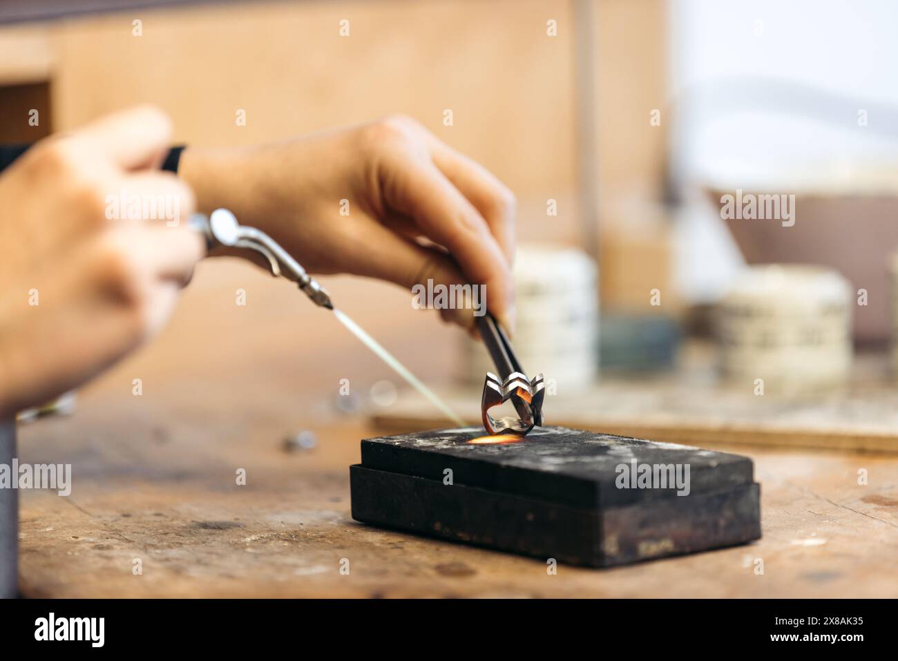 La oreficeria Julia Rosenkranz crea un anello, mettendo in mostra esperti artigiani Foto Stock