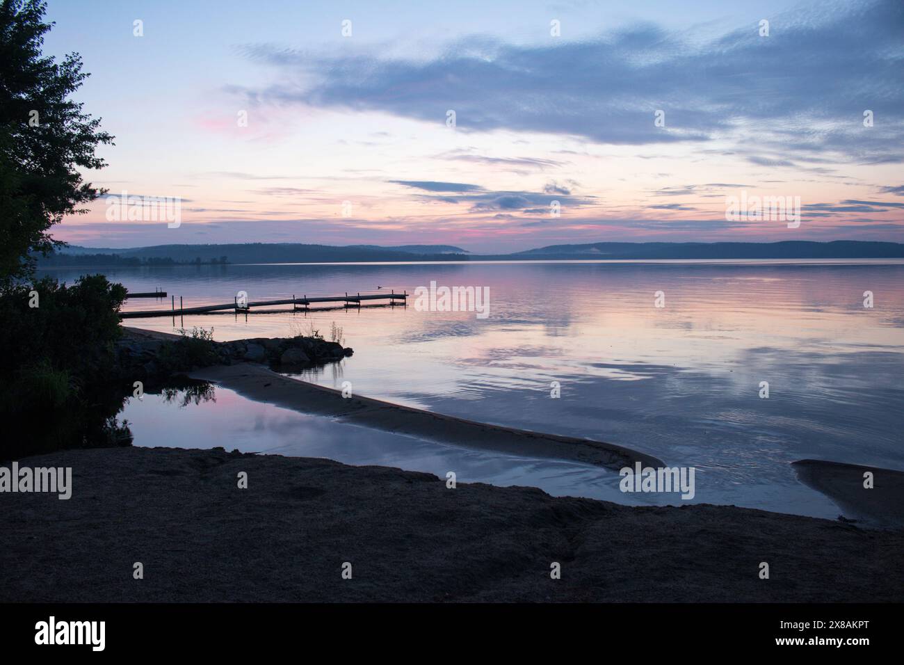 Alba dalla spiaggia di Round Lake, Ontario, Canada Foto Stock
