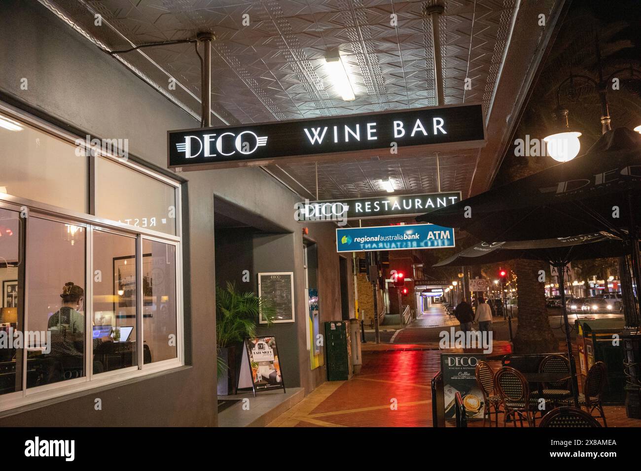 Centro città di Tamworth con enoteca e ristorante Deco, serata, nuovo Galles del Sud, Australia Foto Stock