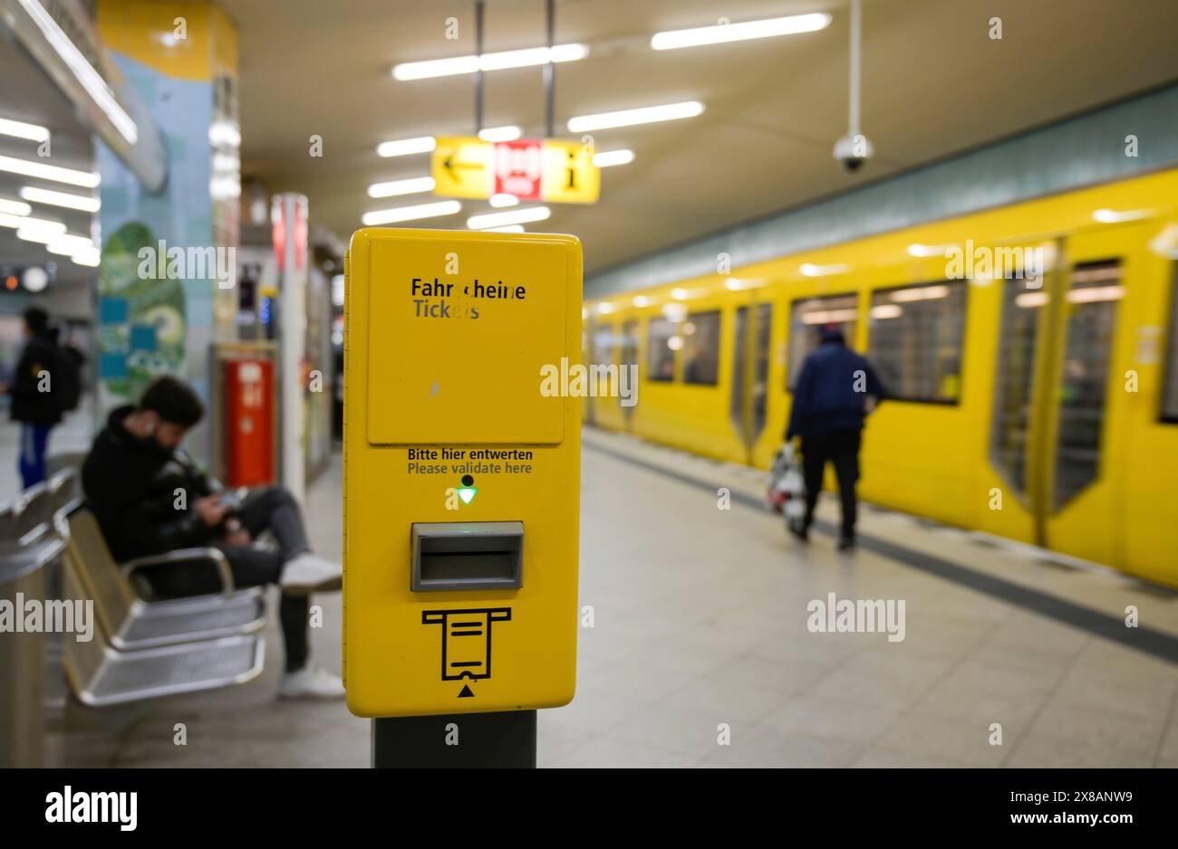 Validatore biglietti, stazione della metropolitana Turmstraße, Moabit, Mitte, Berlino, Germania, Europa Foto Stock