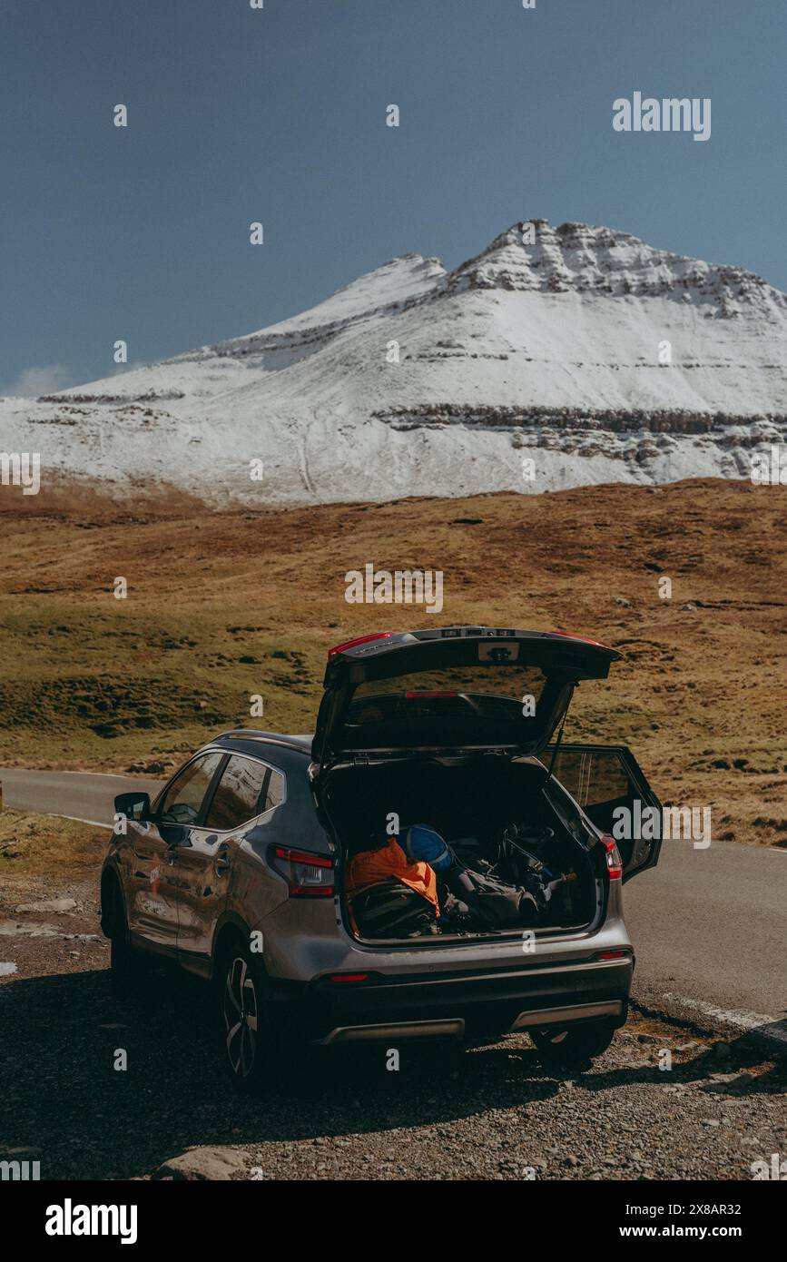 prepara l'auto per un'escursione in montagna Foto Stock