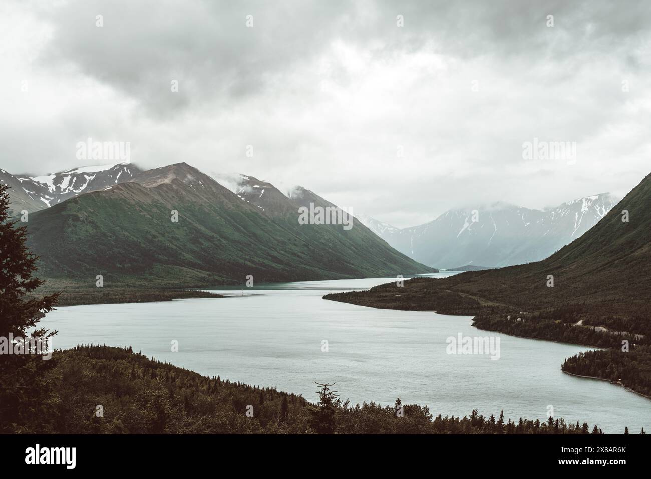 montagne con un grande fiume che scorre attraverso di loro Foto Stock
