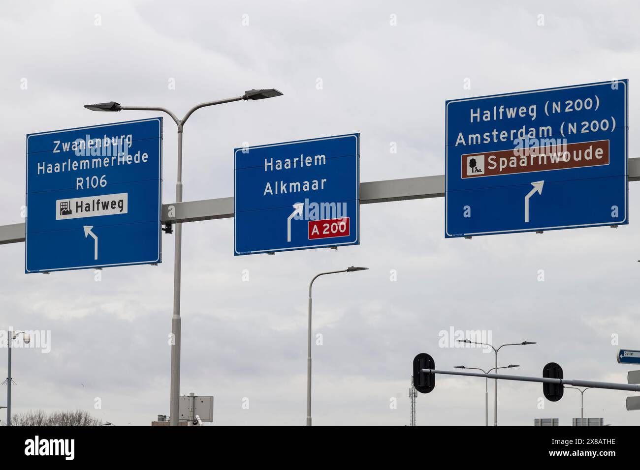 Indicazioni stradali per la città di Halfweg con varie destinazioni nei Paesi Bassi. Foto Stock