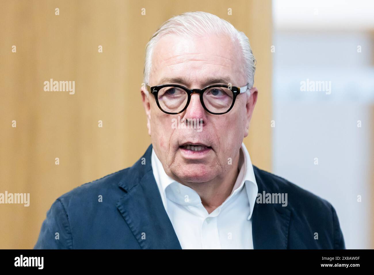 Berlino, Germania. 24 maggio 2024. Klaus Reinhardt, presidente dell'Associazione medica tedesca, partecipa alla "Conferenza dei progressi sul piano di protezione termica per la salute" presso il Ministero federale della salute. Il ministro federale della sanità Lauterbach (SPD) si consulterà con gli esperti venerdì 12,30 sulla protezione contro i danni alla salute causati da possibili ondate di calore quest'estate. Rappresentanti degli stati federali, delle autorità locali, della sanità e della scienza dovrebbero partecipare alla riunione di Berlino. Crediti: Christoph Soeder/dpa/Alamy Live News Foto Stock