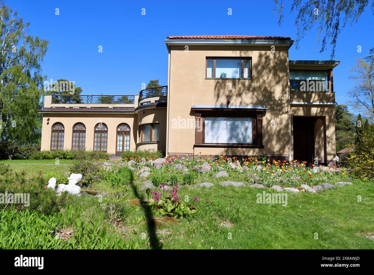 Edificio del museo GYLLENBERG, Villa GYLLENBERG e parco a Kuusisaari, Helsinki, Finlandia, maggio 2024 Foto Stock