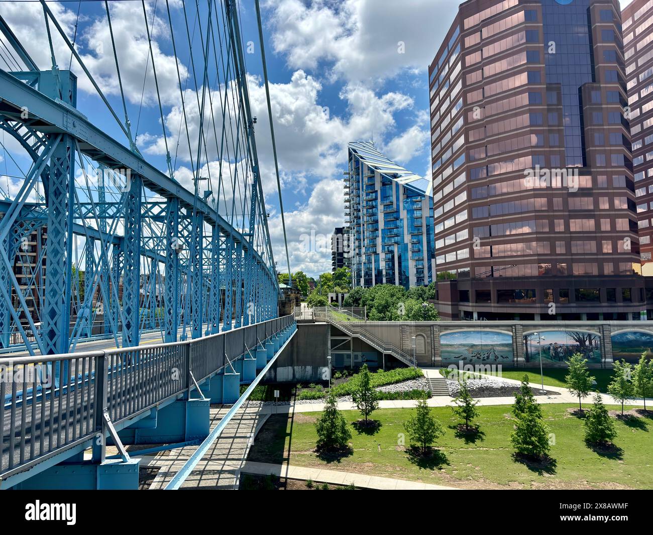 Roebling Bridge che conduce agli edifici moderni di Newport, Kentucky Foto Stock