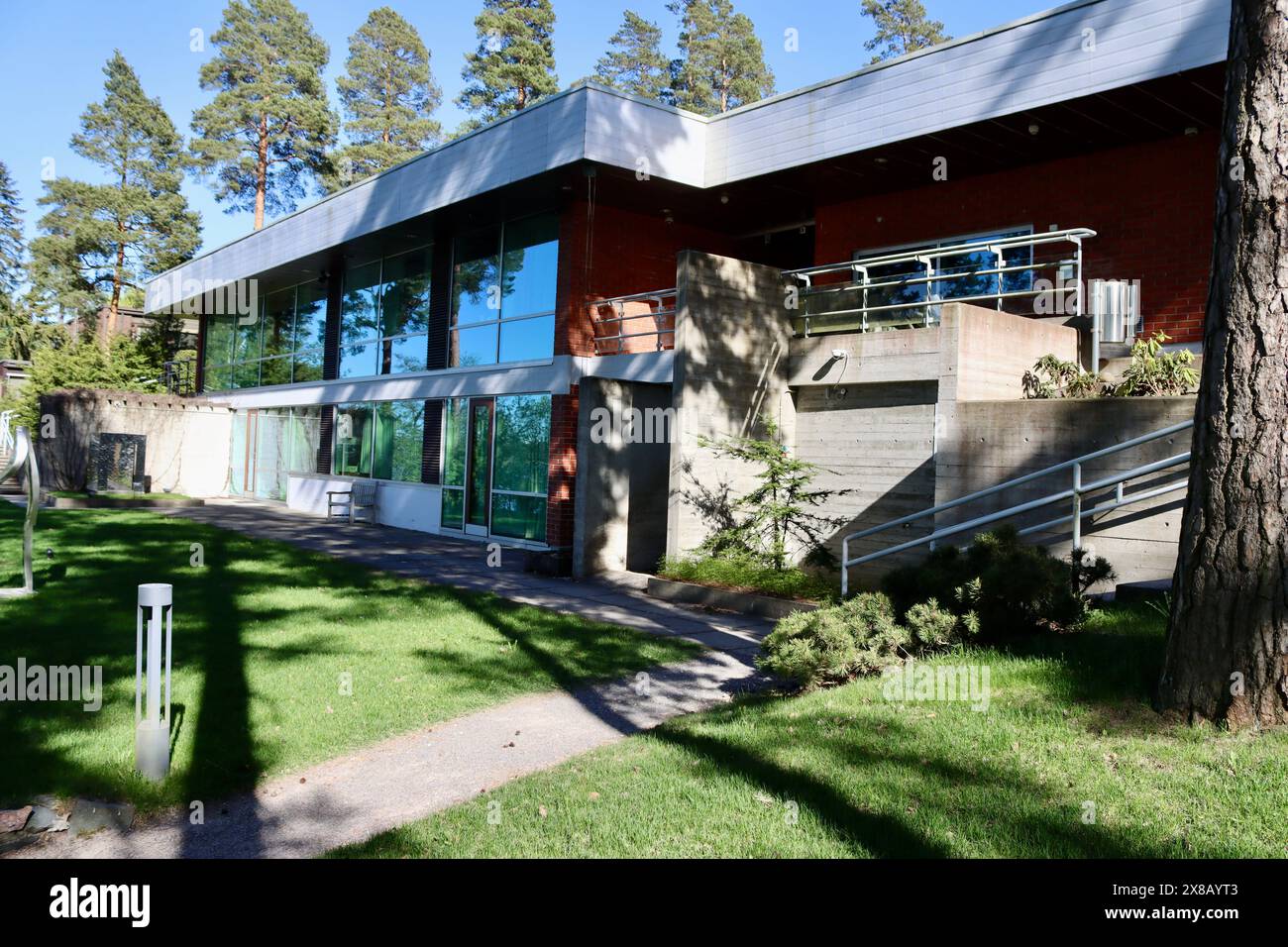 Edificio e parco del museo Didrichsen a Kuusisaari, Helsinki, Finlandia, maggio 2024 Foto Stock