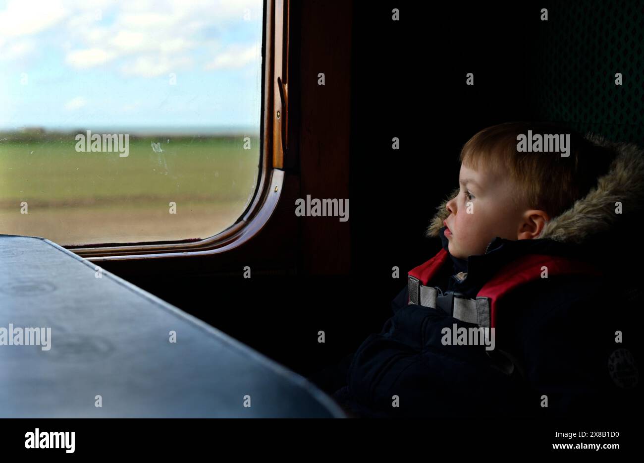 bambino di 2 anni, primo viaggio in treno d'epoca a norfolk, inghilterra Foto Stock