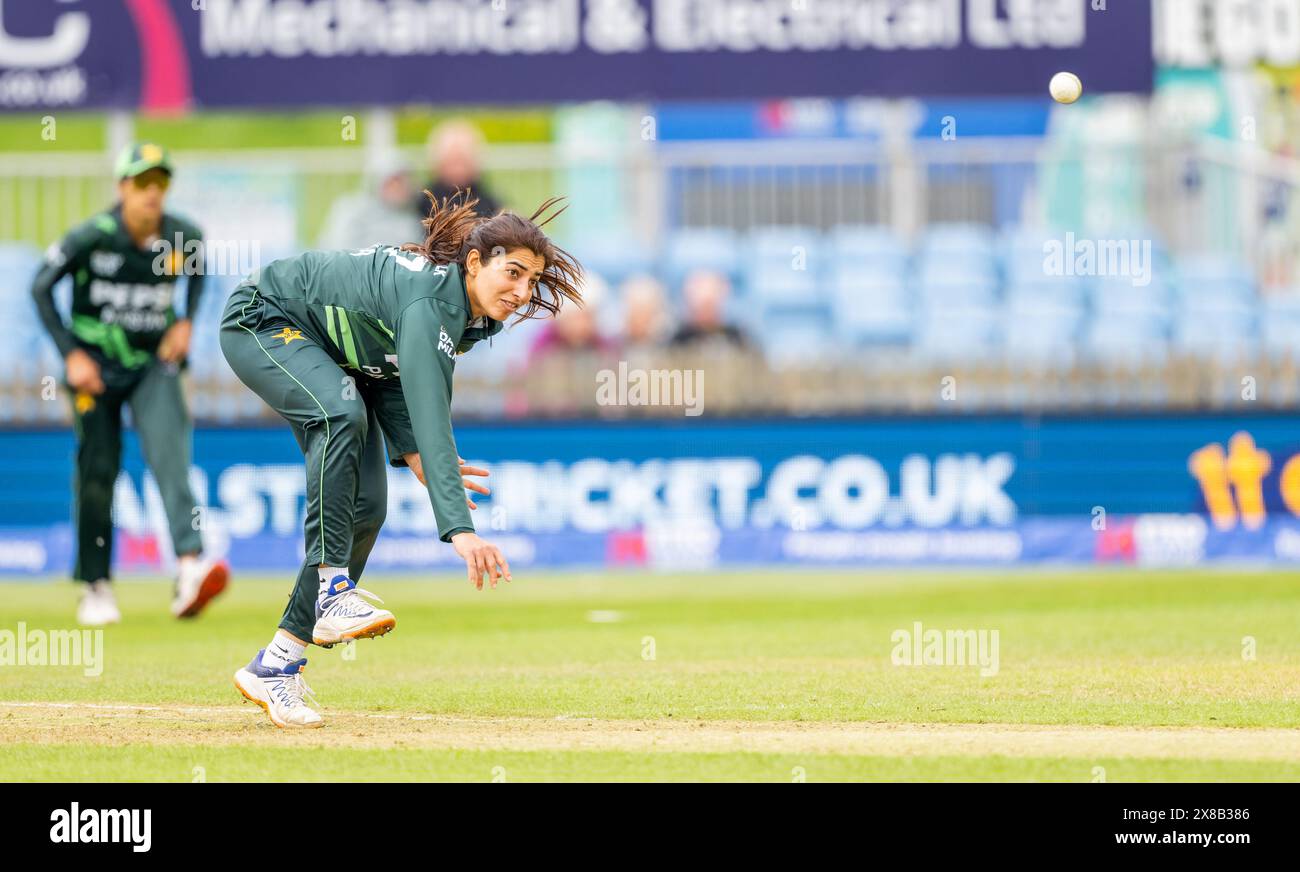 Aliya Riaz bowling per il Pakistan in una partita internazionale di un giorno tra Inghilterra e Pakistan Foto Stock