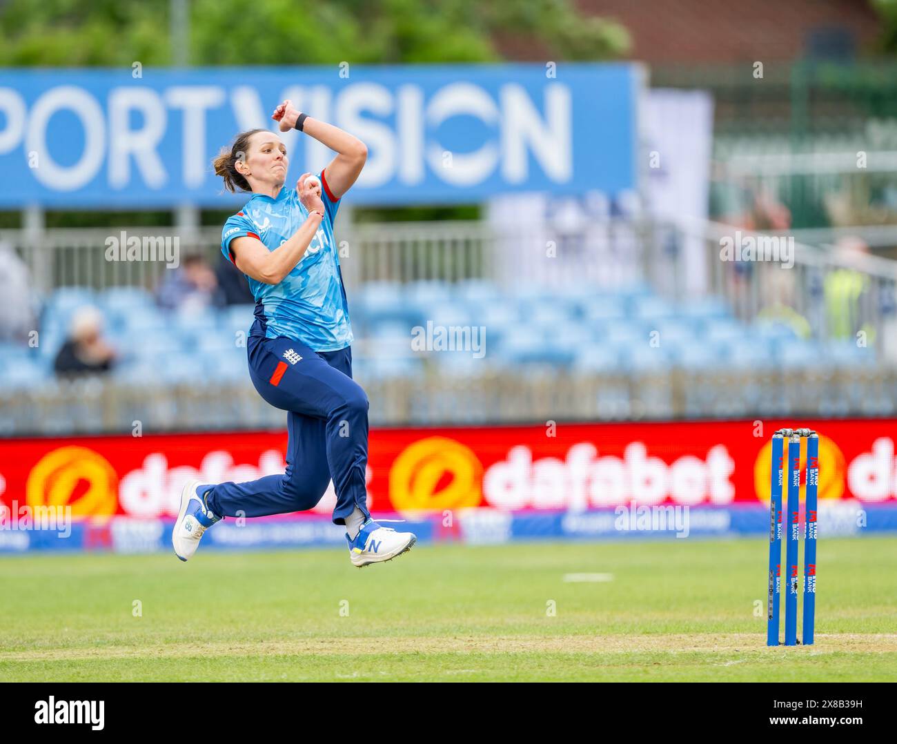 Kate Cross bowling per l'Inghilterra in una partita internazionale di un giorno tra Inghilterra e Pakistan Foto Stock