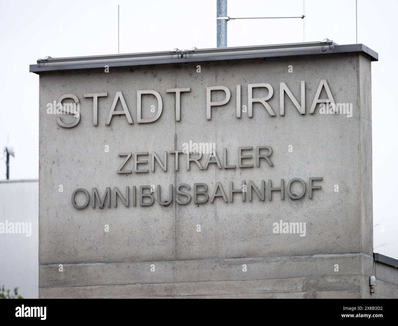 Zentraler Omnibusbahnhof a Pirna (stazione centrale degli autobus) cartello sull'edificio del servizio di trasporto pubblico in città. Mobilità nella Sassonia orientale. Foto Stock