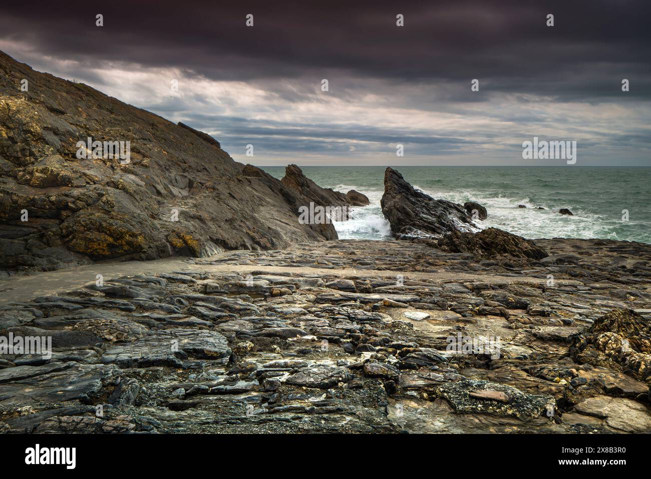 Le scogliere aspre sulla costa di Bude in Cornovaglia nel Regno Unito Foto Stock