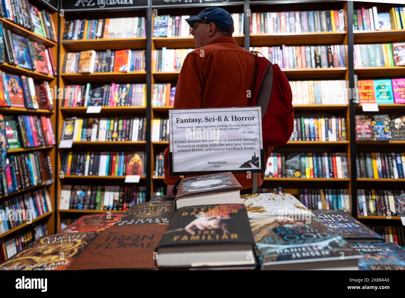 Libri in mostra in una libreria Waterstones nel centro di Truro in Cornovaglia nel Regno Unito. Foto Stock