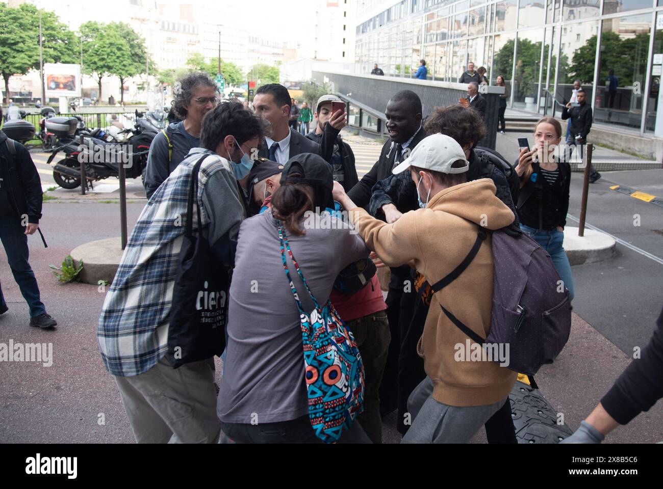 Parigi, Francia, 24 maggio 2024. Gli attivisti della Environmental Green Faith tengono una protesta chiedendo a TotalEnergies di fermare l'East African Oil Pipeline Project (EACOP), in vista dell'assemblea generale degli azionisti della gigante francese TotalEnergies presso il quartiere finanziario di la Defense a Courbevoie, a ovest di Parigi, il 24 maggio 2024. In viaggio per un quarto mandato, Patrick Pouyanne, l'ebulliente boss di TotalEnergies ha spinto la secolare ex compagnia nazionale in cima al CAC40, nonostante le crisi e le critiche al suo rifiuto di tirare la spina sul petrolio troppo rapidamente. Foto di Florian Poitout/ABACAP Foto Stock