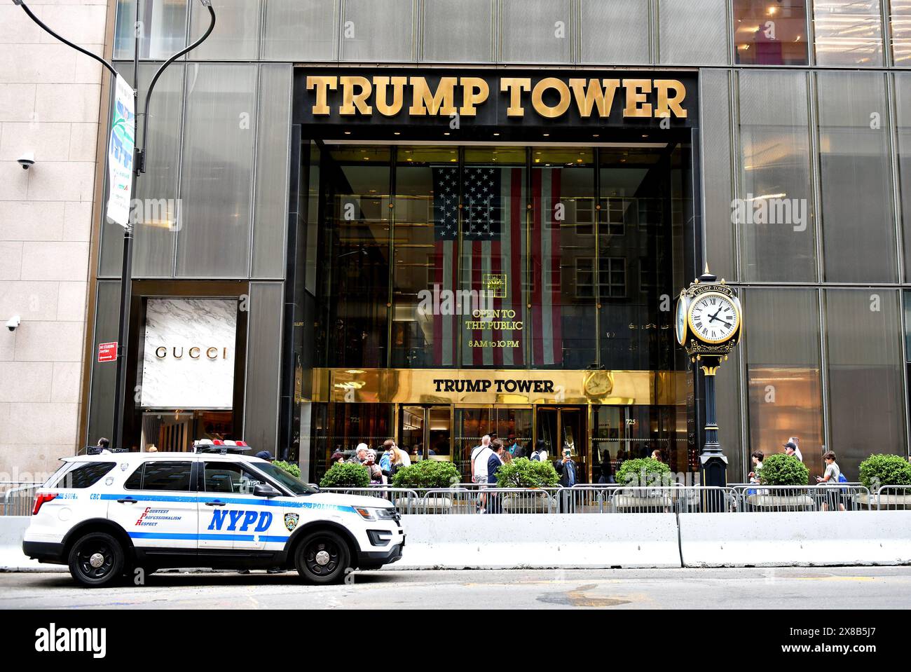 NYPD fuori dalla Trump Tower prima che Donald Trump vada in tribunale, 2024 maggio, 5th Ave, Manhattan, New York City, America, Stati Uniti Foto Stock