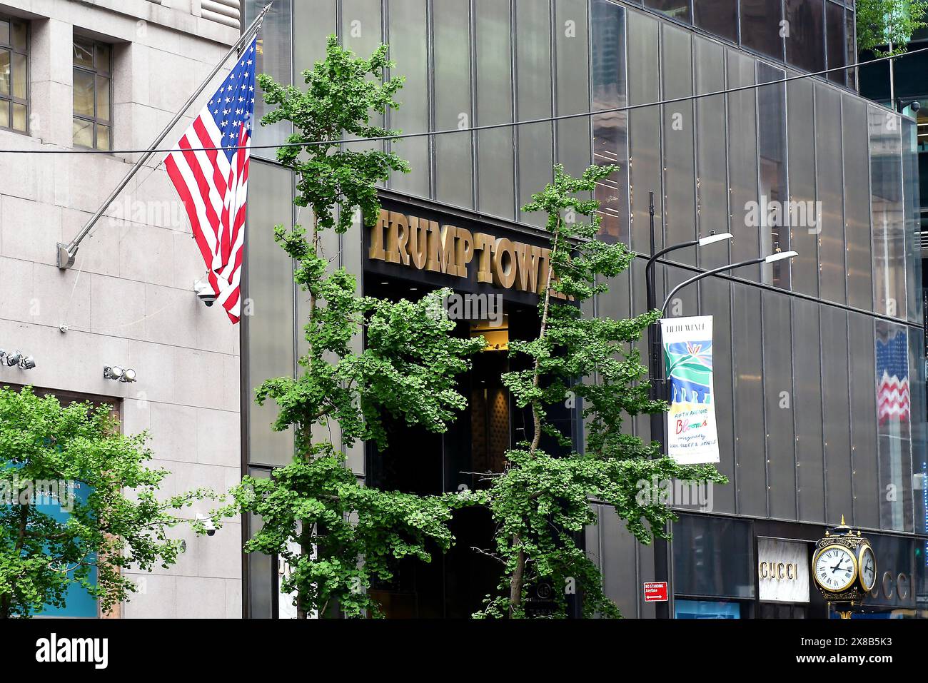 NYPD fuori dalla Trump Tower la folla parte mentre Donald Trump va in tribunale, 2024 maggio, 5th Ave, Manhattan, New York City, America, Stati Uniti Foto Stock