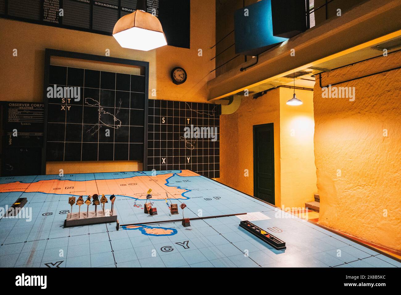 Un tavolo di sabbia dell'era della seconda guerra mondiale, circondato da carte militari e lavagne al museo Lascaris War Rooms, la Valletta, Malta Foto Stock